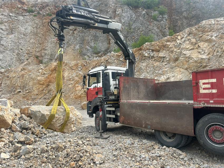 Nakládka materiálu hydraulickou rukou na stavbe